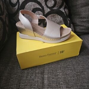 Women's Henry Ferrera Gold Sandals Sz 9